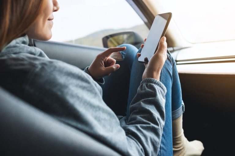 woman-reading-blog-in-car